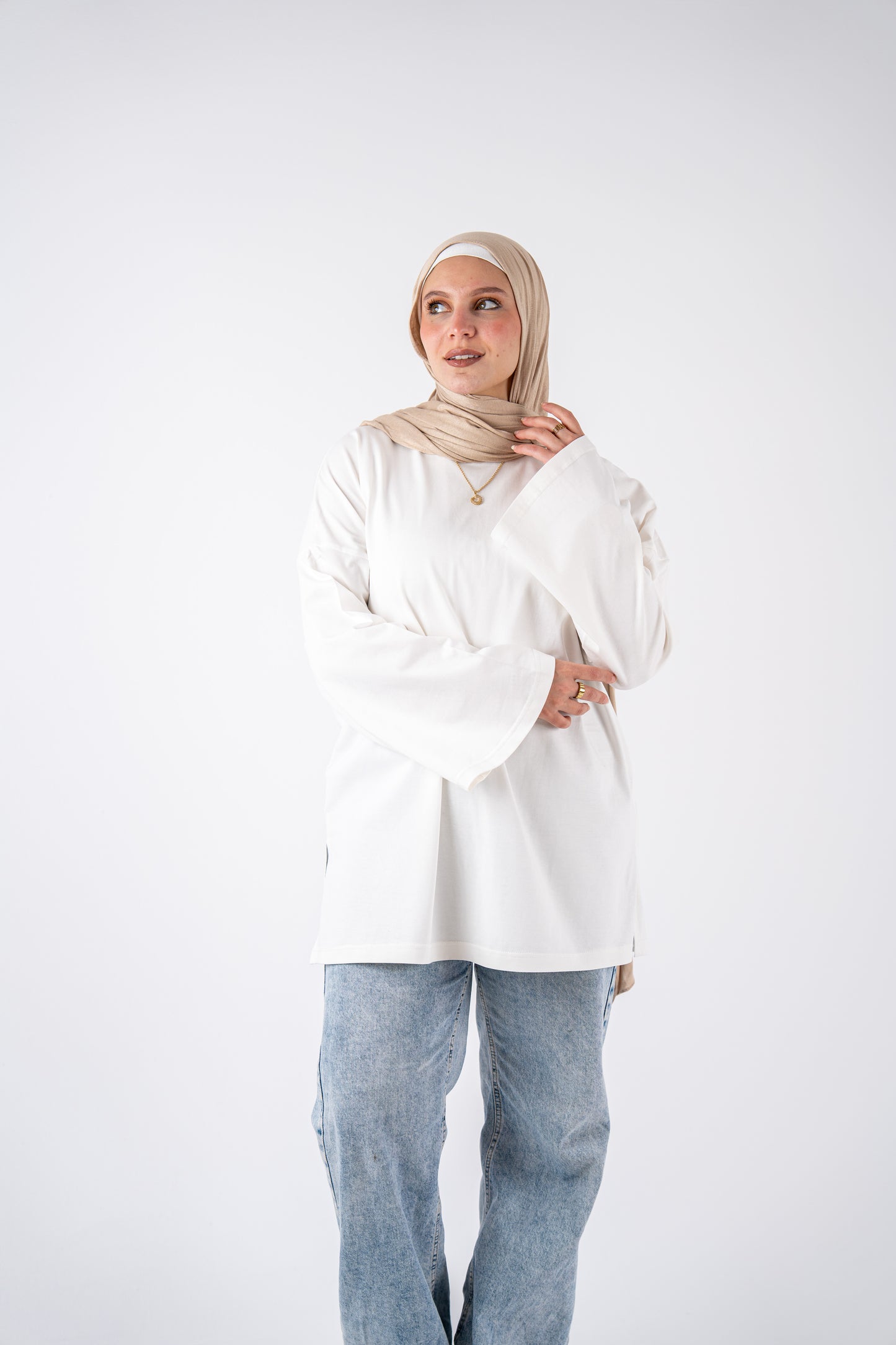 white basic widesleeves t-shirt